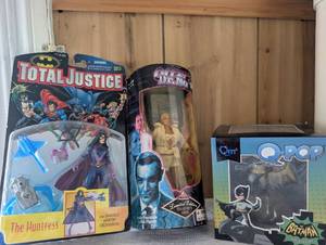 lot 4001 image: DC Comics Action Figure Collection Bundle - 3 ct