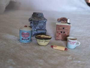 lot 5013 image: 1998 Cherished Teddies Sugar and Spice Mini Kitchen Accessories by Enesco