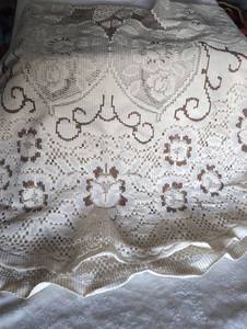 lot 5015 image: Handmade Lace Round Table Cloth