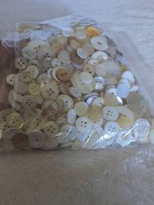 lot 5031 image: Mixed White Cream Yellow Button Collection Lot
