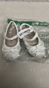 lot 305 image: White Glitter Bow Flats - Retail $15