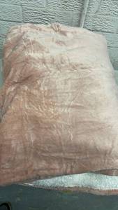 lot 306 image: Pink Wearable Blanket with Sleeves - Retail $29