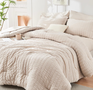 lot 316 image: Beige Queen Comforter Set - Retail $59