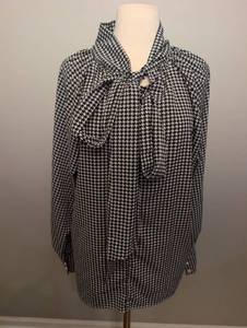 lot 3051 image: Black and White Houndstooth Pattern Blouse with Bow Tie Detail Size 1XL