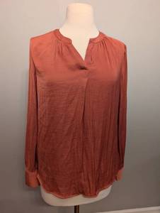 lot 3063 image: Simply Vera Vera Wang Coral Long Sleeve Blouse Size M