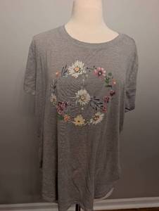 lot 3035 image: Maurices Gray Floral Embroidered T-Shirt Size XL