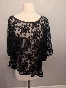 lot 3044 image: Maurices Black Lace Floral Pattern Blouse Size Large