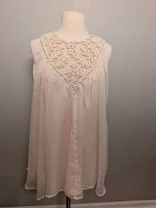 lot 3046 image: Altard State Cream Lace Embellished Sleeveless Blouse Size Small