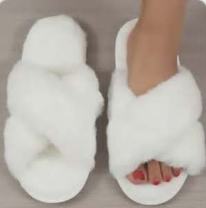 lot 3032 image: Womens Faux Fur Indoor Slippers - Large 910