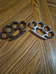 lot 9 image: Metal Brass Knuckles Set