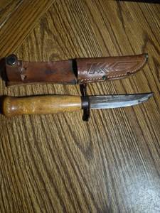 lot 23 image: Fixed Blade Hunting Knife with Leather Sheath