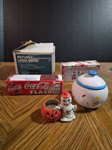 lot 41 image: Mixed Holiday and Kitchen Item Collection