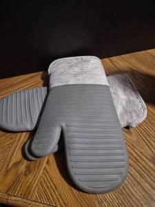 lot 55 image: Gray Silicone Oven Mitts with Heat Resistant Grips