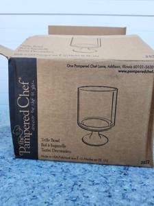 lot 70 image: Pampered Chef Glass Trifle Bowl with Pedestal Base