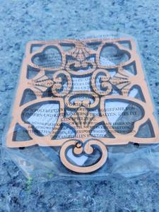 lot 78 image: Pampered Chef Round-Up from the Heart Trivet 2008
