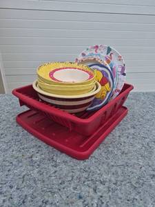 lot 114 image: Mixed Childrens Character Plate and Bowl Set with Dish Rack