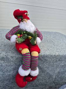 lot 131 image: Christmas Santa Claus Figurine with Holiday Greenery