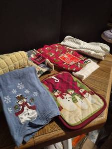 lot 167 image: Christmas Holiday Kitchen and Bath Textile Bundle