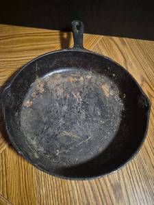 lot 170 image: 10.5 Inch Cast Iron Skillet Frying Pan