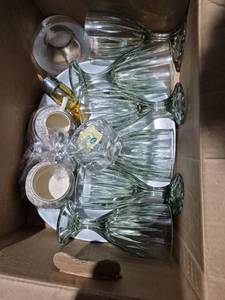lot 198 image: Glassware Set with Ribbed Pattern