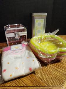 lot 205 image: Mixed Baby Items and Beauty Case Bundle