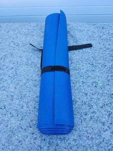 lot 224 image: Blue Exercise Yoga Mat with Carrying Strap - Lightly Used