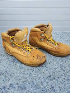 lot 264 image: Timberland Wheat Nubuck Hiking Boots with Yellow Laces - 11M