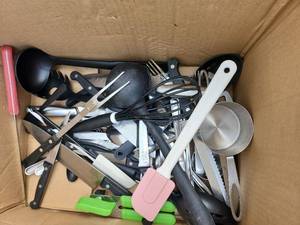 lot 268 image: Mixed Kitchen Utensils and Cookware Lot