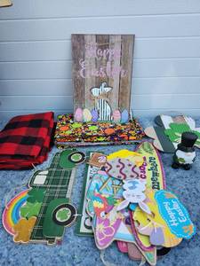 lot 286 image: Seasonal Holiday Decoration Bundle with Wooden Signs and Figurine