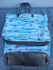 lot 289 image: Lot of Two Blue Floral Pattern Large Tote Bag with Interior Pockets