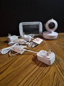 lot 310 image: Motorola Baby Monitor with Camera and LCD Display