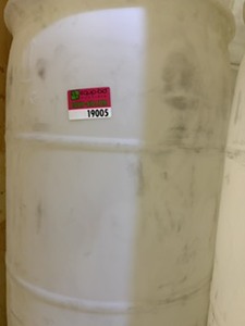 lot 19005 image: 55 GALLON WHITE PLASTIC DRUMS