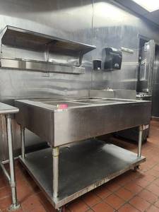 lot 15716 image: Commercial Stainless Steel 5-Compartment ServingPrep Station with Undershelf
