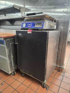 lot 15751 image: Globe Commercial Contact Grill Panini Press