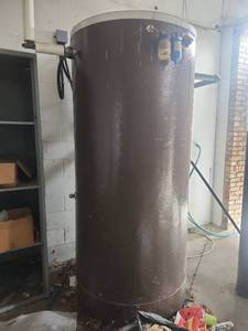 lot 15803 image: Commercial Water Pressure Tank with Filter System