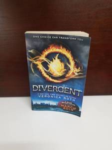 lot 2161 image: Divergent by Veronica Roth Paperback Novel