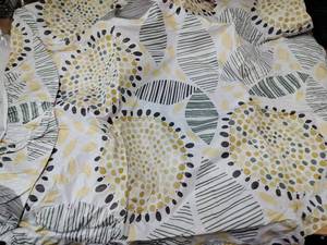 lot 14474 image: 28 in Round Vinyl Table Cover Tablecloth Floral Design