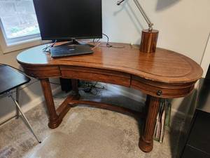 lot 104 image: Traditional Wood Kidney Shaped Executive Desk with Drawers
