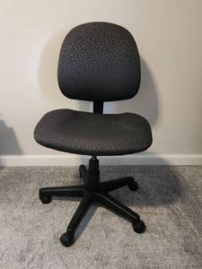 lot 108 image: Black Fabric Office Task Chair with Swivel Base