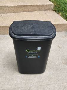lot 125 image: Valet Waste Black Plastic Trash Can with Lid