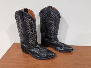 lot 136 image: Tony Lama Exotic Vintage Western Snakeskin Reptile Boots - 10D Vintage