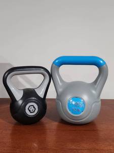 lot 208 image: Kettlebell Set - 5lb and 10lb Tone Fitness Weight Training