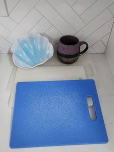 lot 212 image: Kitchen Items Lot - Glass Bowl, Ceramic Mug, Cutting Boards, Measuring Spoons