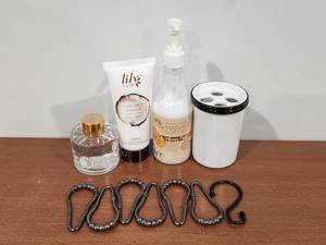 lot 251 image: Beauty Spa Set with Coconut Vanilla Body Products and Shower Curtain Hooks