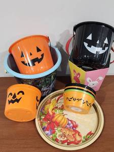 lot 253 image: Halloween and Fall Themed Party Supplies Bundle