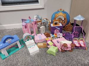 lot 258 image: Large Princess Castle and Carriage Playset Collection