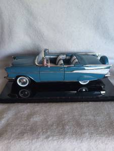 lot 1000 image: 1957 Chevrolet Bel Air Convertible Die Cast Model Car in Display Case