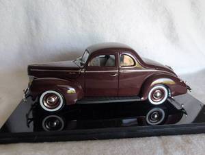 lot 1002 image: 1940s Ford Deluxe Coupe Die Cast Model Car in Display Case