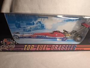 lot 1515 image: First Gear CarQuest Top Fuel Dragster Die-Cast Model 125 Scale