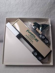 lot 1614 image: Winross Farmers Ace Semi Truck Trailer Diecast Model